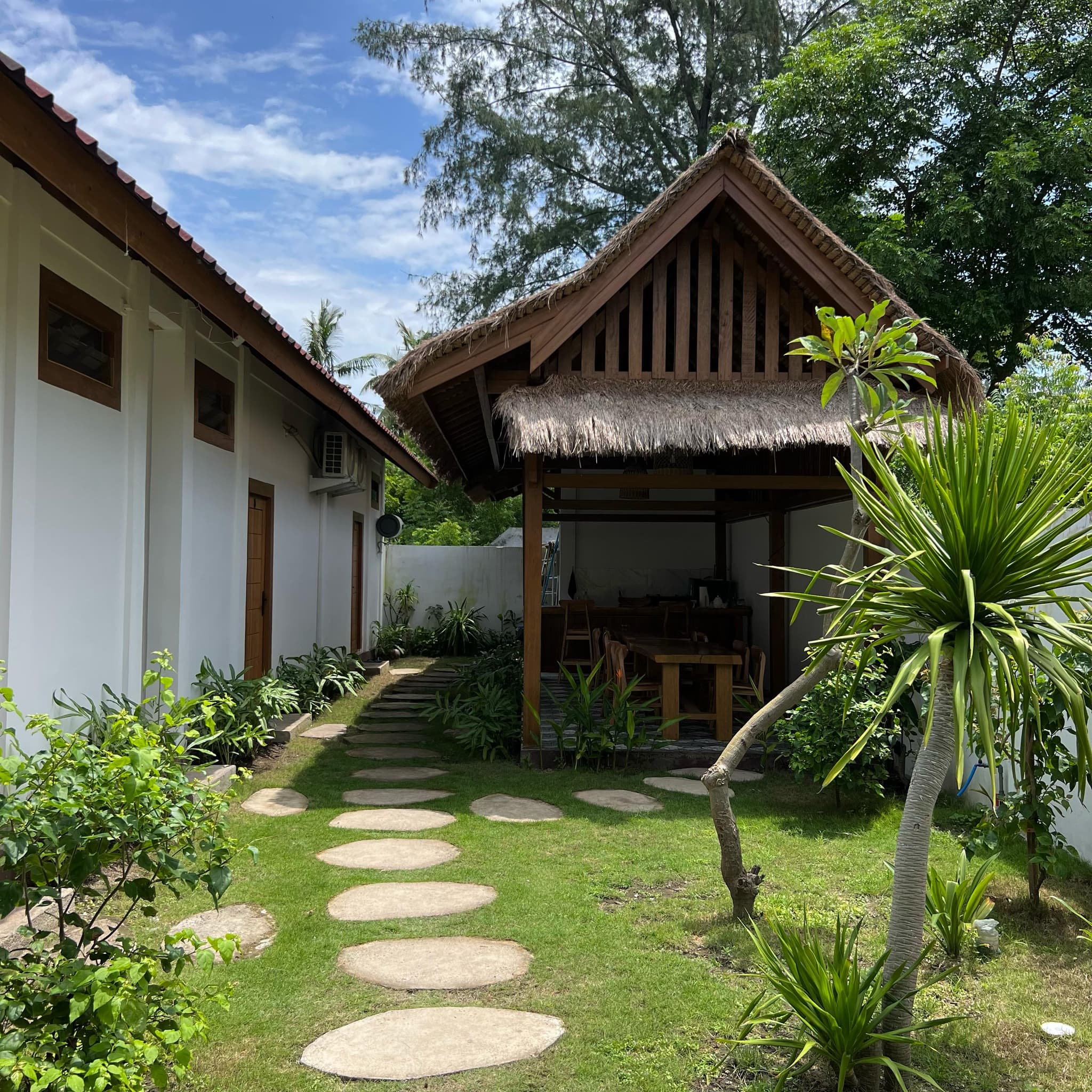 Garden path to the lounge bale